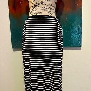 Casual black/white striped skirt